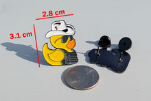 Load image into Gallery viewer, Pin Patito Belico Pin for Caps Clothing Enamel Badge Cowboy Duck Pin Rubber Duck