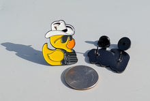 Load image into Gallery viewer, Pin Patito Belico Pin for Caps Clothing Enamel Badge Cowboy Duck Pin Rubber Duck