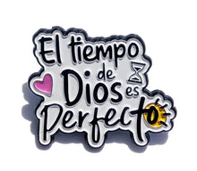 Load image into Gallery viewer, El Tiempo de Dios es Perfecto Pin For Caps And Clothing Enamel Badge Spanish Christian Quote Faith