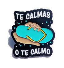 Load image into Gallery viewer, Te Calmas o Te Calmo Pin For Caps And Clothing Enamel Badge Spanish Chancla funny Pin