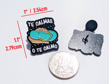 Load image into Gallery viewer, Te Calmas o Te Calmo Pin For Caps And Clothing Enamel Badge Spanish Chancla funny Pin
