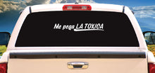 Load image into Gallery viewer, Me Pega la toxica Decal Car Window Vinyl Sticker Mexico Trucking Sticker Girlfriend Trucks Trokiando Boyfriend looking for Toxic Funny