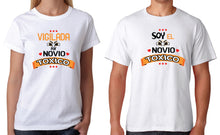 Load image into Gallery viewer, Novio Toxico Matching TSHIRT / RAGLAN Vigilada por novio T shirts Wife Toxic boyfriend