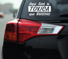 Load image into Gallery viewer, Aqui Esta la Toxica que Buscas Decal Car Window Vinyl Sticker Mexico Trucking Sticker Trucks Trokiando Here is Toxic Girlfriend Trokas decal