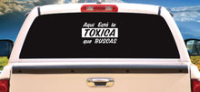 Load image into Gallery viewer, Aqui Esta la Toxica que Buscas Decal Car Window Vinyl Sticker Mexico Trucking Sticker Trucks Trokiando Here is Toxic Girlfriend Trokas decal