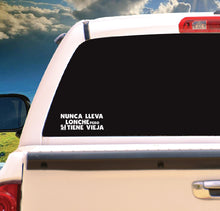 Load image into Gallery viewer, Nunca lleva lonche pero si tiene vieja Decal Car Window Vinyl Sticker Mexico Trucking Sticker Toxic Girlfriend trucks Trokiando Trokas decal