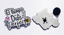 Load image into Gallery viewer, El Tiempo de Dios es Perfecto Pin For Caps And Clothing Enamel Badge Spanish Christian Quote Faith
