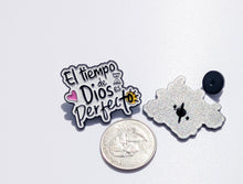 Load image into Gallery viewer, El Tiempo de Dios es Perfecto Pin For Caps And Clothing Enamel Badge Spanish Christian Quote Faith
