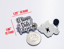 Load image into Gallery viewer, El Tiempo de Dios es Perfecto Pin For Caps And Clothing Enamel Badge Spanish Christian Quote Faith
